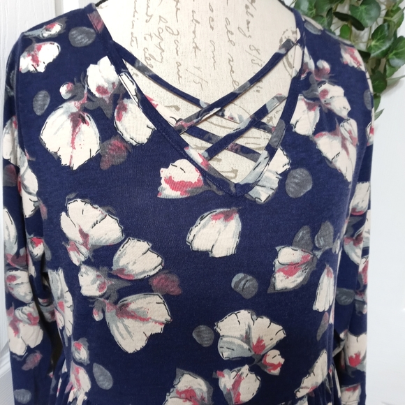 Loralette Blue Floral Cage Neck Tunic Top Size 1X - Picture 3 of 9